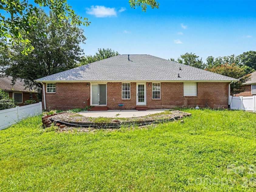 1318 Crown Ridge Drive, Fort Mill, SC 29708.  MLS# CAR4393274, YatesRealty ID 34331. 