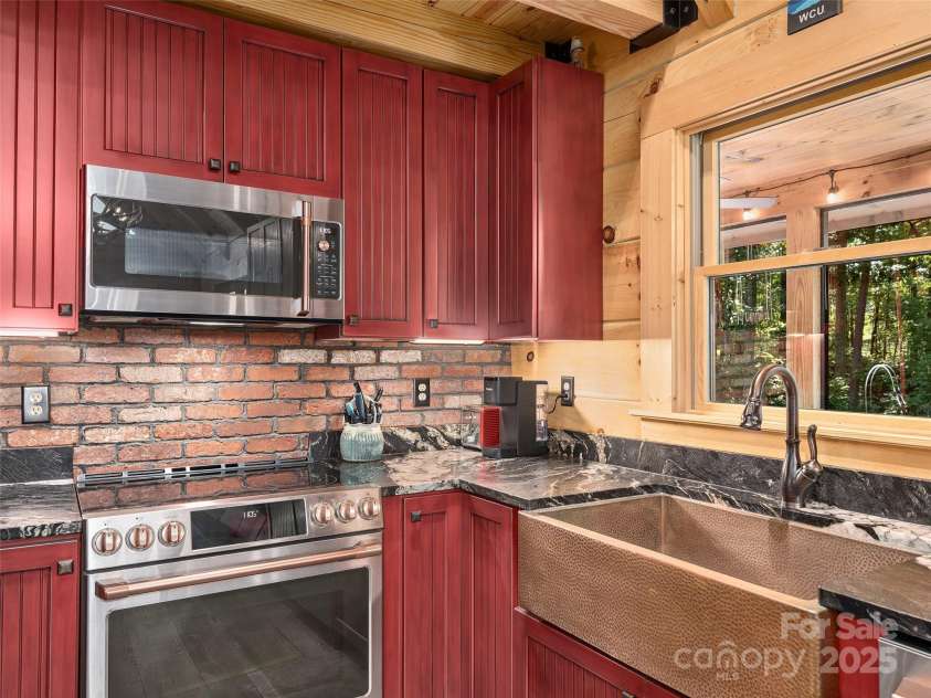 1439 Mountain Parkway, Mill Spring, NC 28756.  MLS# CAR4294167, YatesRealty ID 34334. 