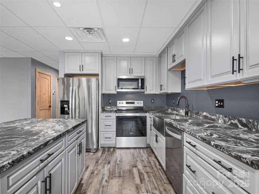 1439 Mountain Parkway, Mill Spring, NC 28756.  MLS# CAR4294167, YatesRealty ID 34334. 