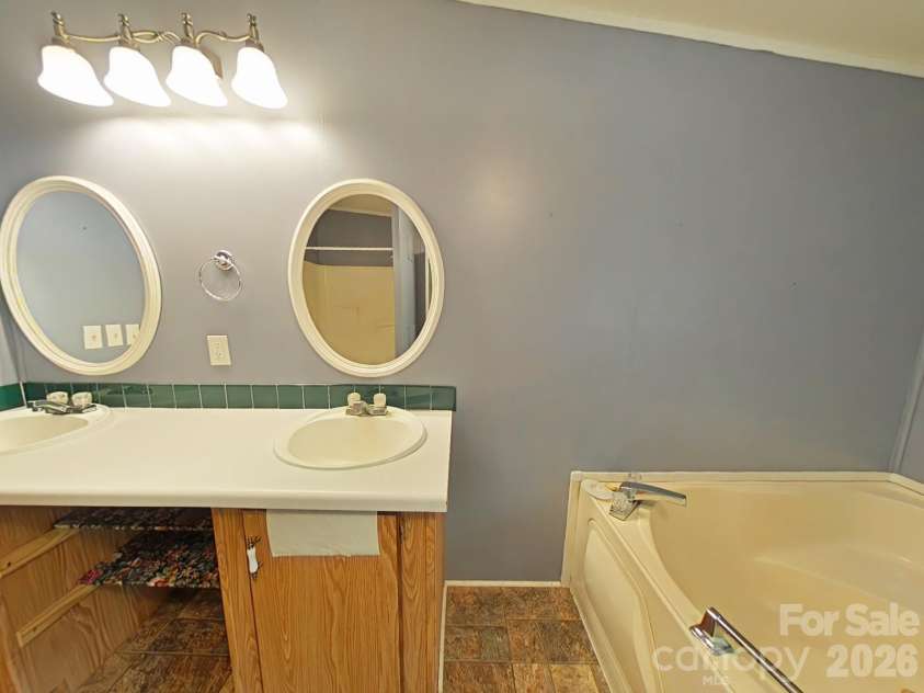 727 O Malleys Court, Clover, SC 29710.  MLS# CAR4396712, YatesRealty ID 34335. Primary Bathroom