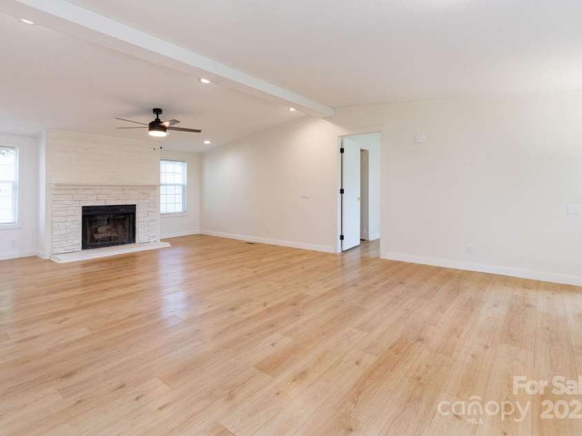 35 Glenview Place, Arden, NC 28704.  MLS# CAR4291948, YatesRealty ID 34336. 