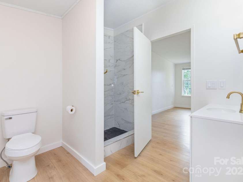 35 Glenview Place, Arden, NC 28704.  MLS# CAR4291948, YatesRealty ID 34336. 