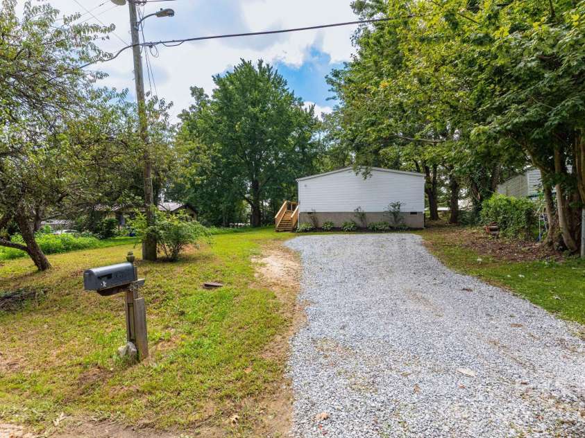 35 Glenview Place, Arden, NC 28704.  MLS# CAR4291948, YatesRealty ID 34336. 