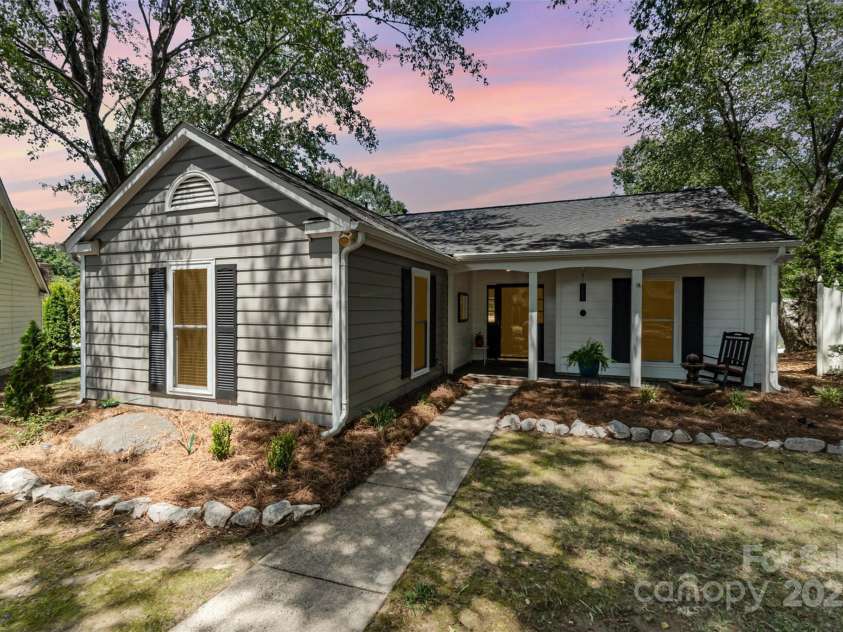 2722 Hillmont Drive, Charlotte, NC 28226.  MLS# CAR4286358, YatesRealty ID 34338. 