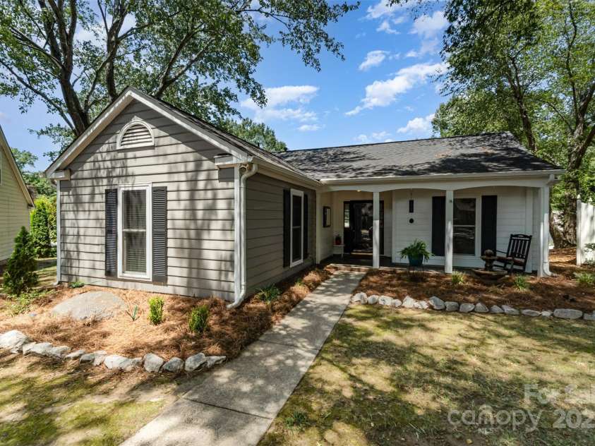 2722 Hillmont Drive, Charlotte, NC 28226.  MLS# CAR4286358, YatesRealty ID 34338. 