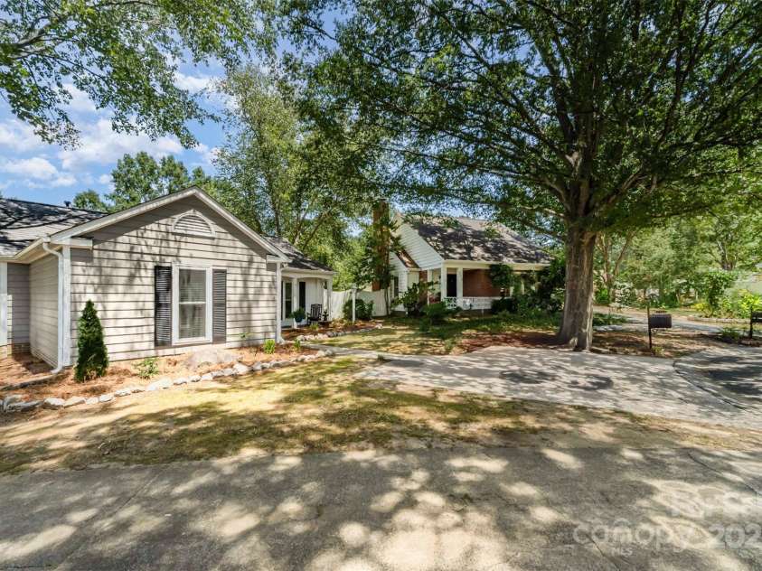 2722 Hillmont Drive, Charlotte, NC 28226.  MLS# CAR4286358, YatesRealty ID 34338. 