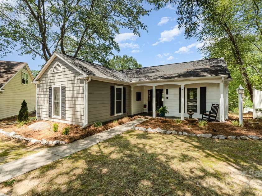 2722 Hillmont Drive, Charlotte, NC 28226.  MLS# CAR4286358, YatesRealty ID 34338. 