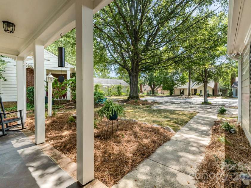 2722 Hillmont Drive, Charlotte, NC 28226.  MLS# CAR4286358, YatesRealty ID 34338. 