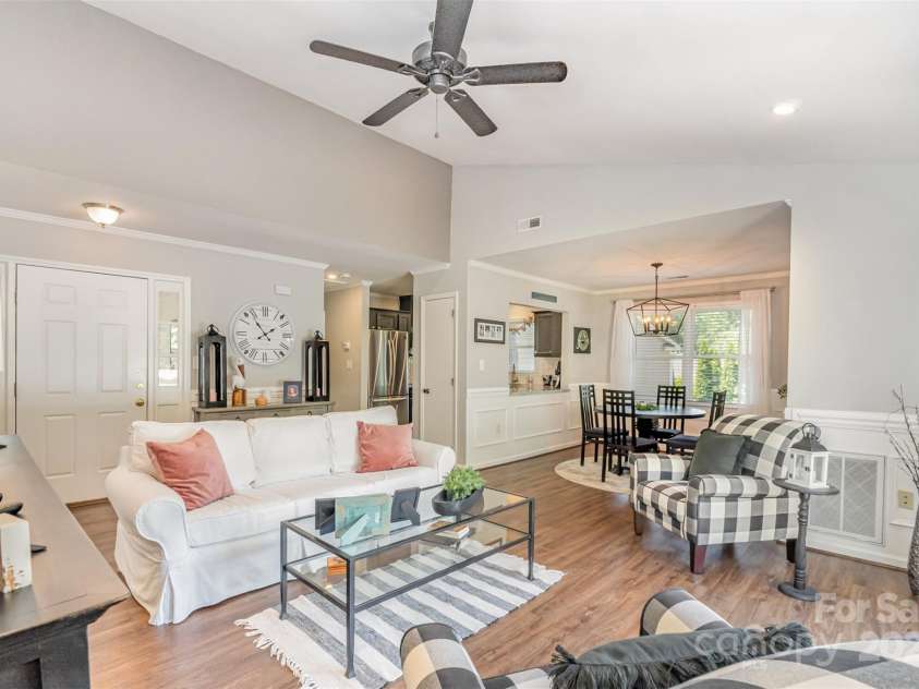 2722 Hillmont Drive, Charlotte, NC 28226.  MLS# CAR4286358, YatesRealty ID 34338. 