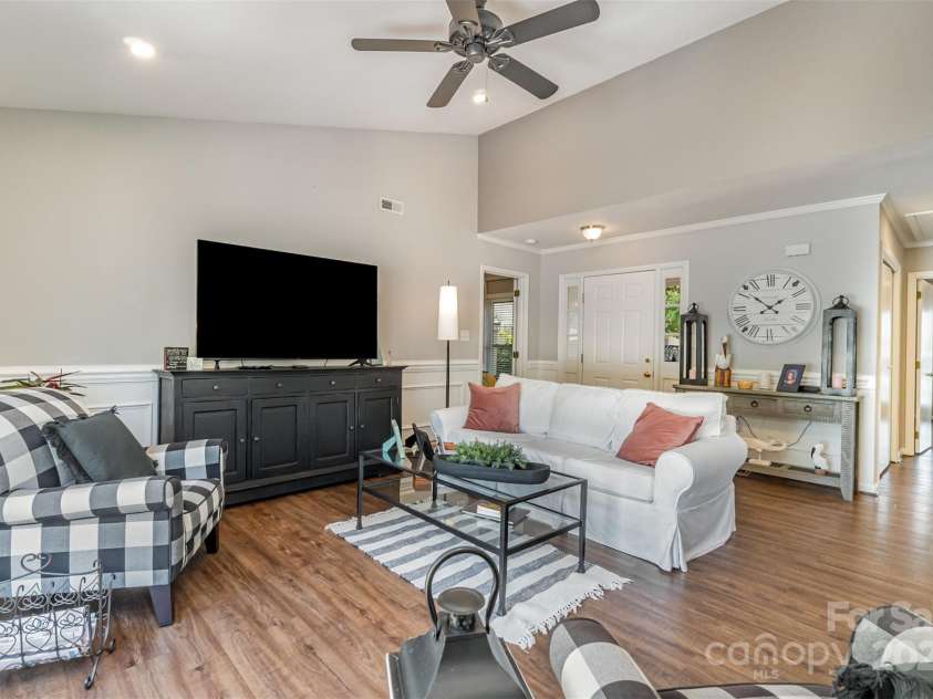 2722 Hillmont Drive, Charlotte, NC 28226.  MLS# CAR4286358, YatesRealty ID 34338. 