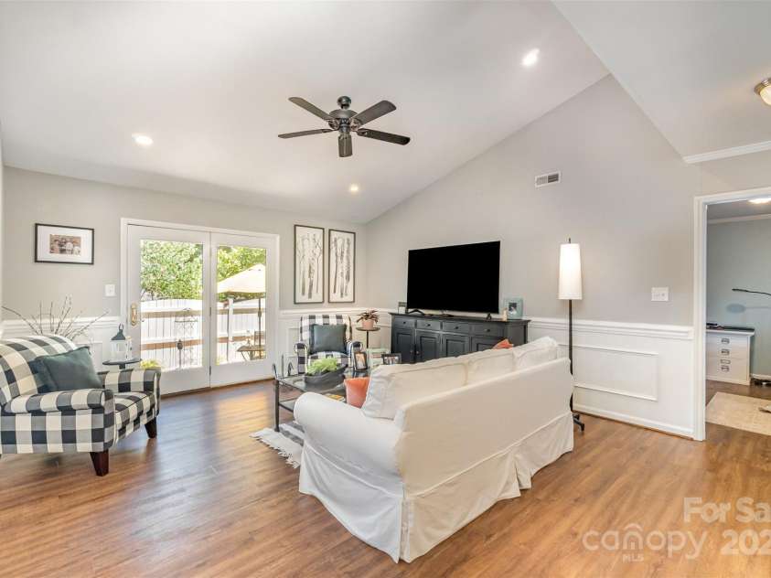 2722 Hillmont Drive, Charlotte, NC 28226.  MLS# CAR4286358, YatesRealty ID 34338. 