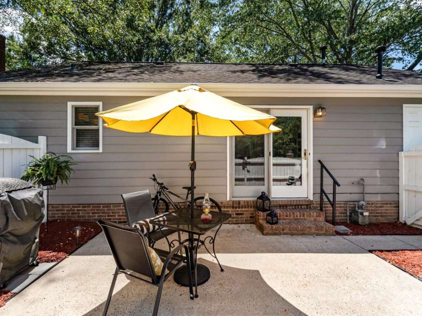 2722 Hillmont Drive, Charlotte, NC 28226.  MLS# CAR4286358, YatesRealty ID 34338. 