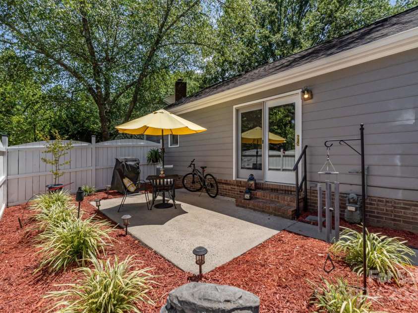 2722 Hillmont Drive, Charlotte, NC 28226.  MLS# CAR4286358, YatesRealty ID 34338. 