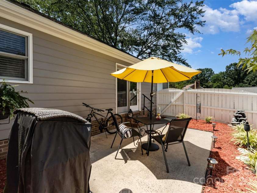 2722 Hillmont Drive, Charlotte, NC 28226.  MLS# CAR4286358, YatesRealty ID 34338. 
