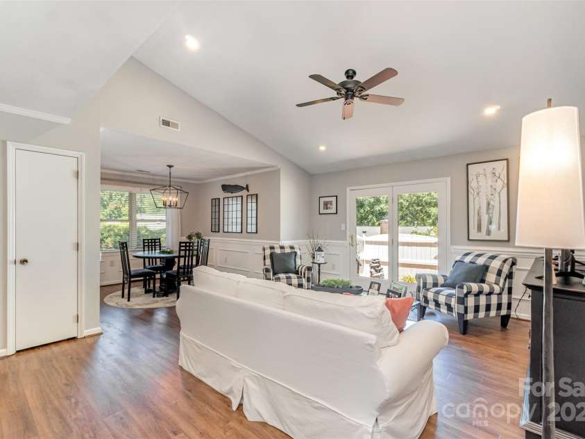 2722 Hillmont Drive, Charlotte, NC 28226.  MLS# CAR4286358, YatesRealty ID 34338. 