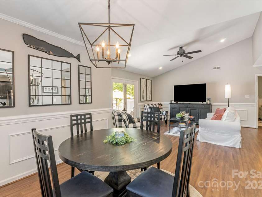 2722 Hillmont Drive, Charlotte, NC 28226.  MLS# CAR4286358, YatesRealty ID 34338. 