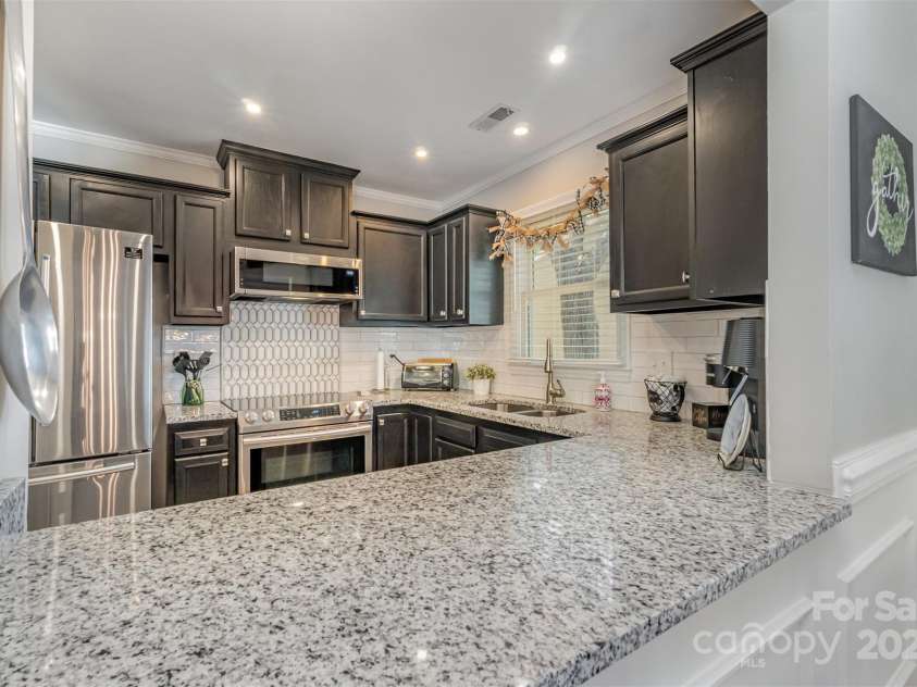 2722 Hillmont Drive, Charlotte, NC 28226.  MLS# CAR4286358, YatesRealty ID 34338. 
