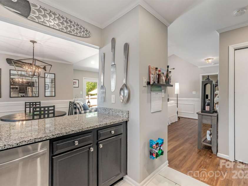2722 Hillmont Drive, Charlotte, NC 28226.  MLS# CAR4286358, YatesRealty ID 34338. 