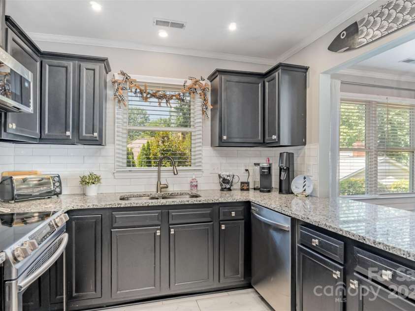 2722 Hillmont Drive, Charlotte, NC 28226.  MLS# CAR4286358, YatesRealty ID 34338. 