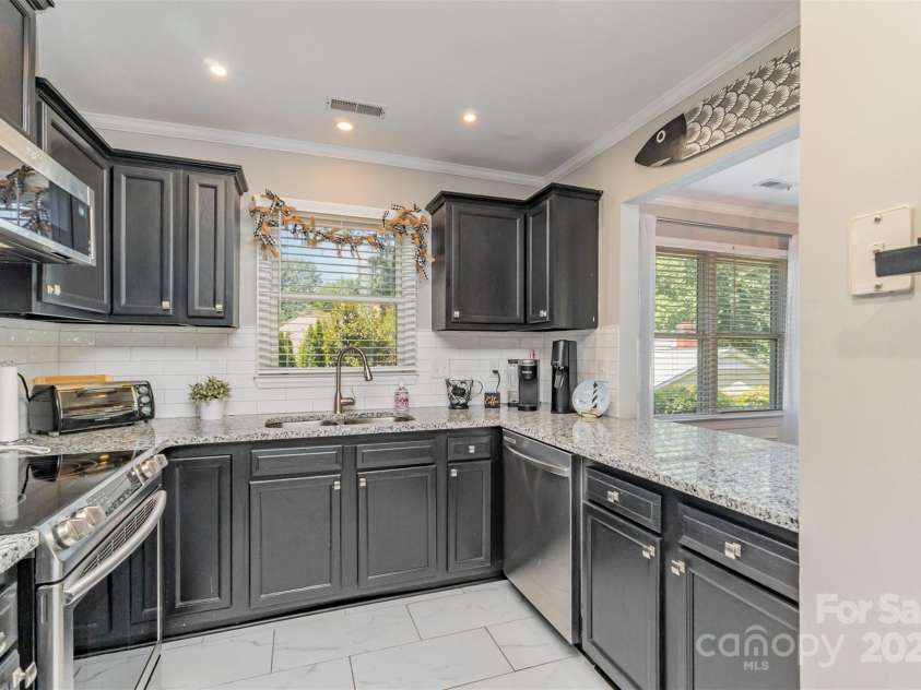 2722 Hillmont Drive, Charlotte, NC 28226.  MLS# CAR4286358, YatesRealty ID 34338. 