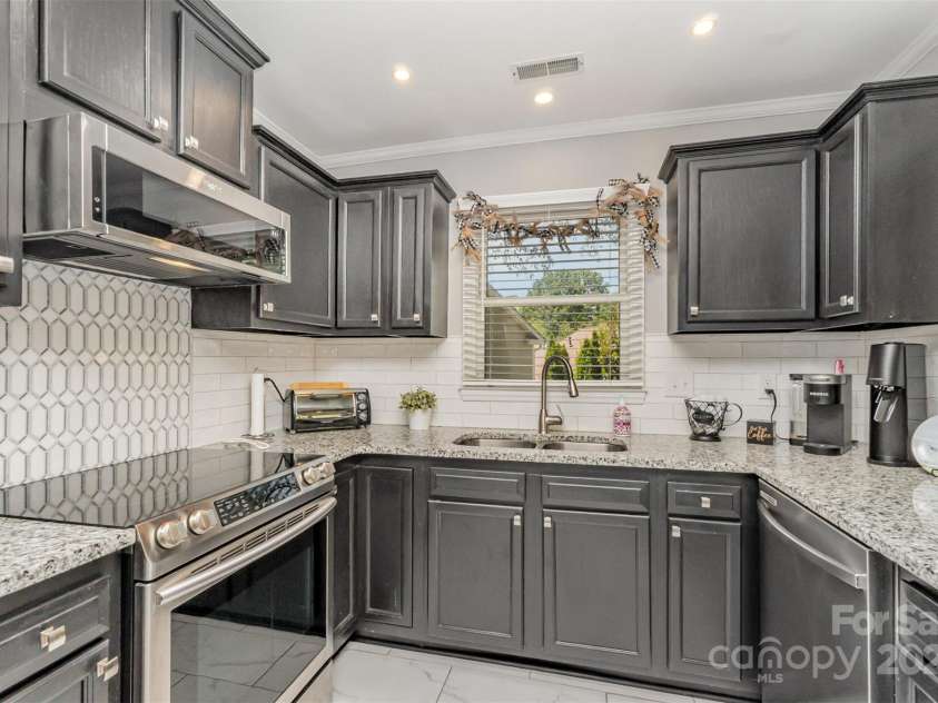 2722 Hillmont Drive, Charlotte, NC 28226.  MLS# CAR4286358, YatesRealty ID 34338. 