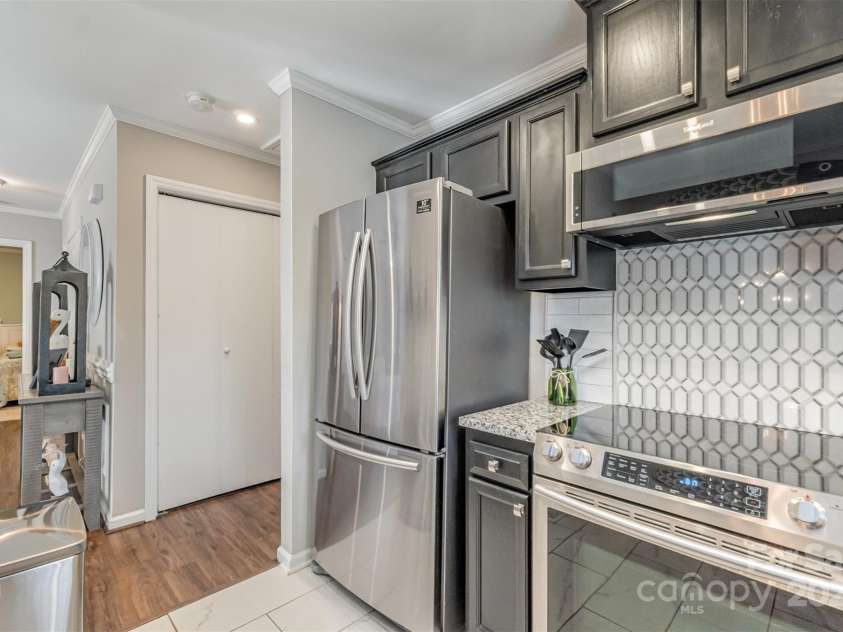 2722 Hillmont Drive, Charlotte, NC 28226.  MLS# CAR4286358, YatesRealty ID 34338. 