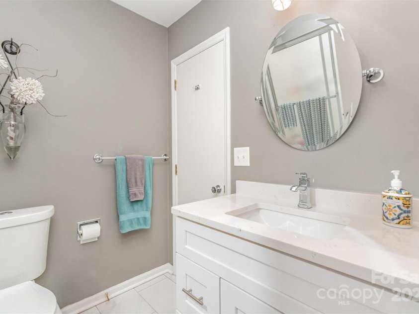 2722 Hillmont Drive, Charlotte, NC 28226.  MLS# CAR4286358, YatesRealty ID 34338. 