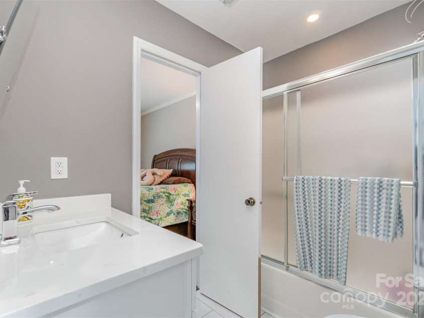 2722 Hillmont Drive, Charlotte, NC 28226.  MLS# CAR4286358, YatesRealty ID 34338. 