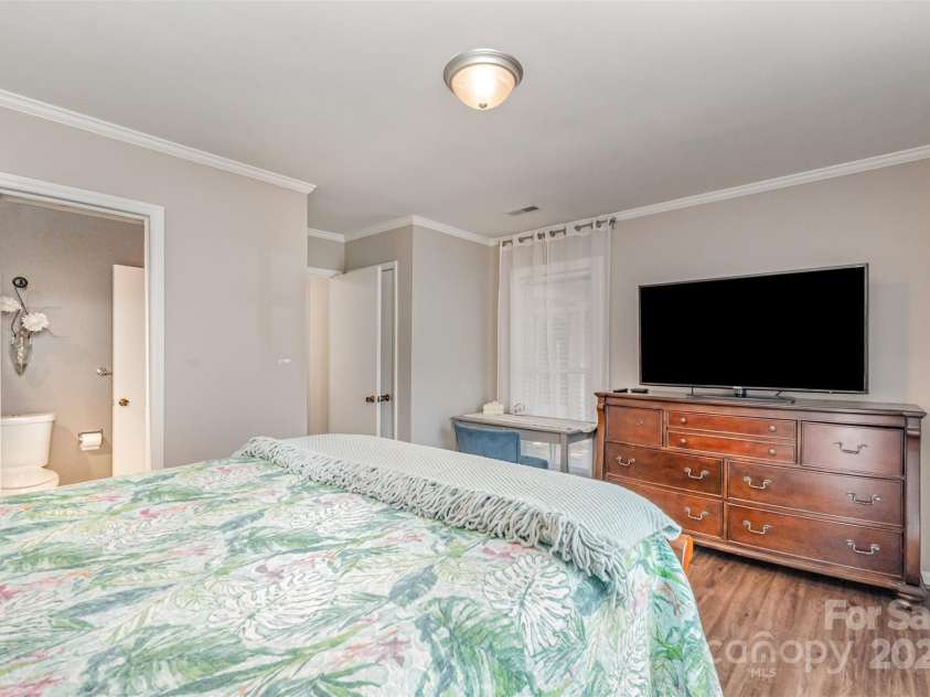 2722 Hillmont Drive, Charlotte, NC 28226.  MLS# CAR4286358, YatesRealty ID 34338. 