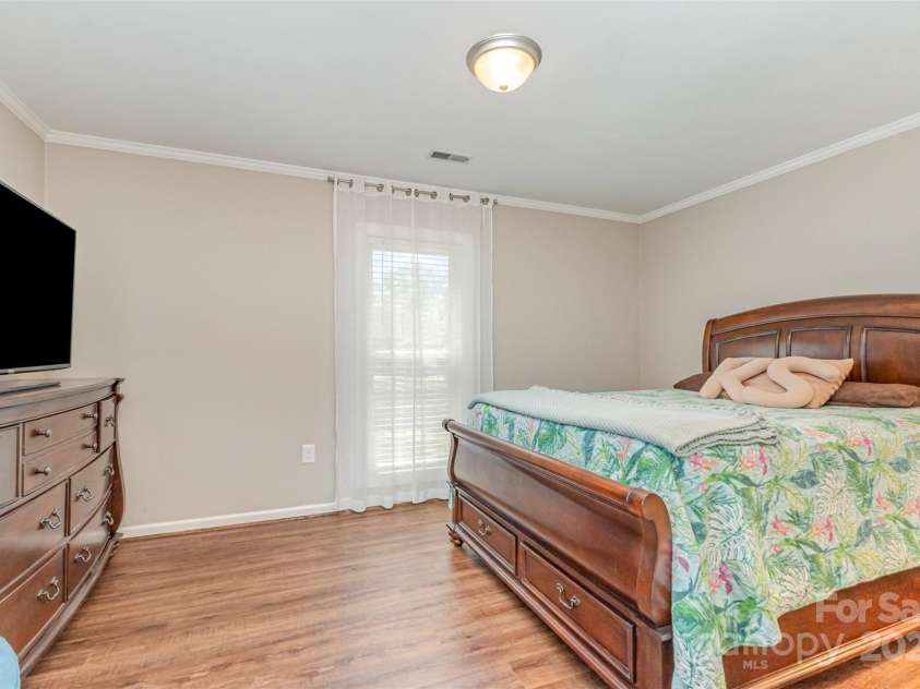 2722 Hillmont Drive, Charlotte, NC 28226.  MLS# CAR4286358, YatesRealty ID 34338. 
