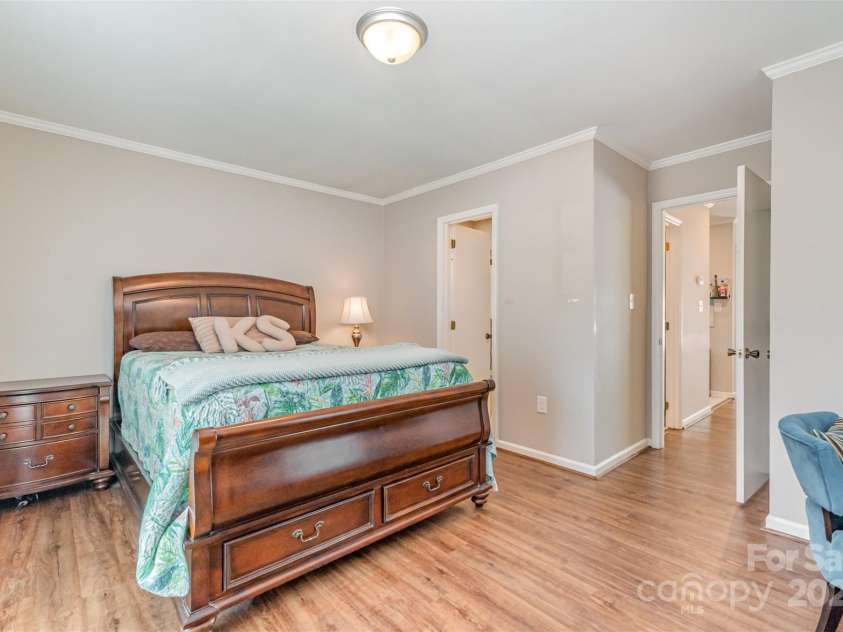 2722 Hillmont Drive, Charlotte, NC 28226.  MLS# CAR4286358, YatesRealty ID 34338. 