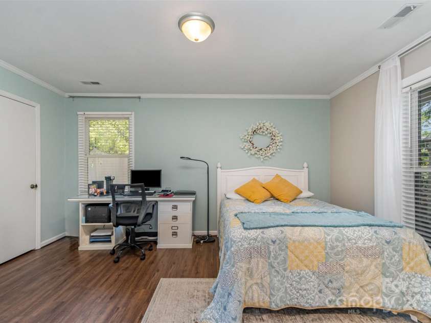 2722 Hillmont Drive, Charlotte, NC 28226.  MLS# CAR4286358, YatesRealty ID 34338. 