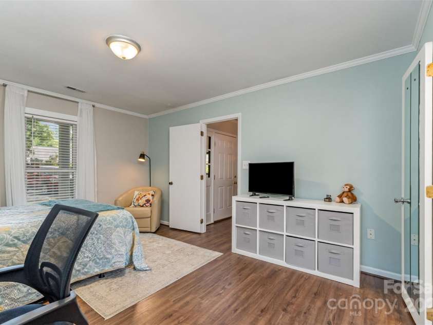 2722 Hillmont Drive, Charlotte, NC 28226.  MLS# CAR4286358, YatesRealty ID 34338. 