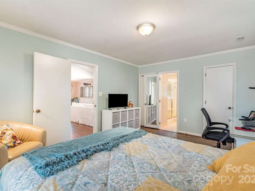 2722 Hillmont Drive, Charlotte, NC 28226.  MLS# CAR4286358, YatesRealty ID 34338. 