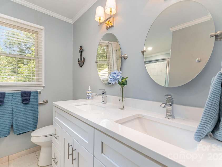 2722 Hillmont Drive, Charlotte, NC 28226.  MLS# CAR4286358, YatesRealty ID 34338. 