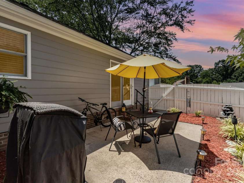 2722 Hillmont Drive, Charlotte, NC 28226.  MLS# CAR4286358, YatesRealty ID 34338. 
