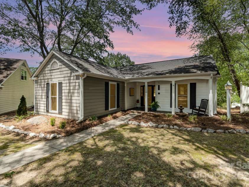 2722 Hillmont Drive, Charlotte, NC 28226.  MLS# CAR4286358, YatesRealty ID 34338. 