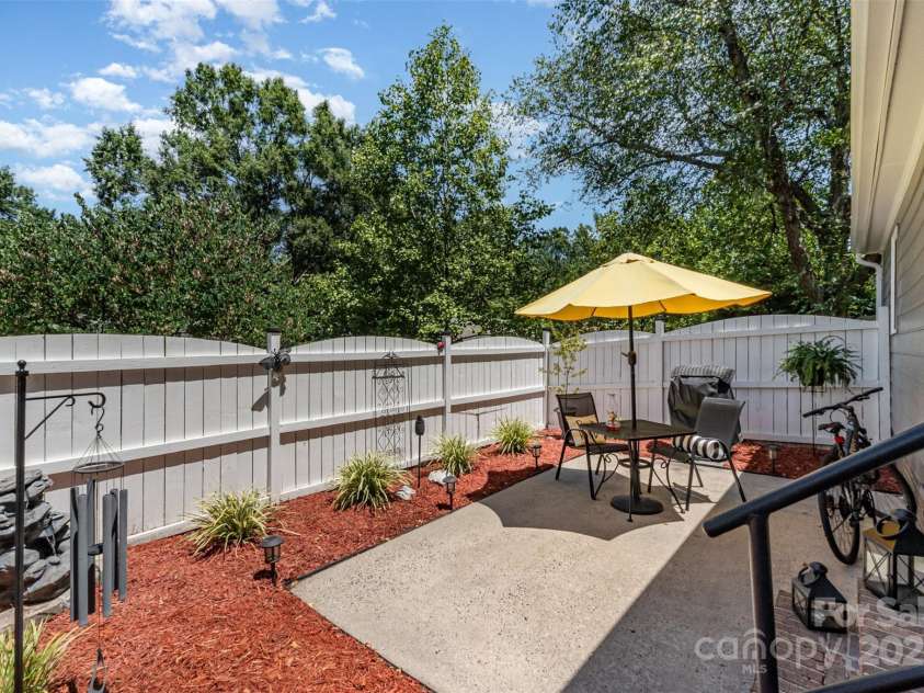 2722 Hillmont Drive, Charlotte, NC 28226.  MLS# CAR4286358, YatesRealty ID 34338. 