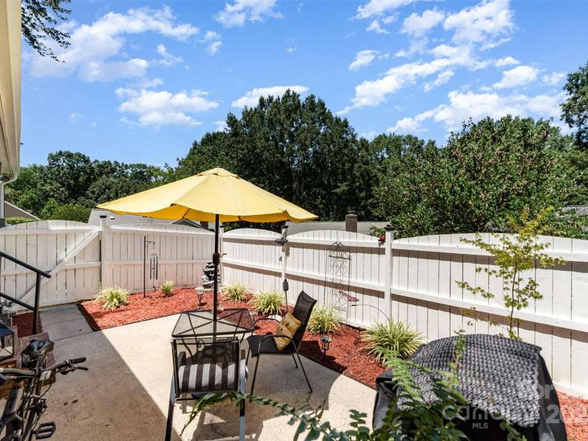 2722 Hillmont Drive, Charlotte, NC 28226.  MLS# CAR4286358, YatesRealty ID 34338. 