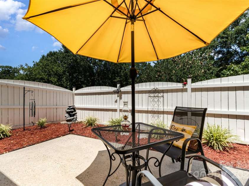 2722 Hillmont Drive, Charlotte, NC 28226.  MLS# CAR4286358, YatesRealty ID 34338. 