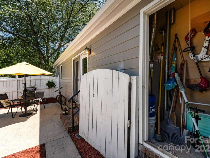 2722 Hillmont Drive, Charlotte, NC 28226.  MLS# CAR4286358, YatesRealty ID 34338. 