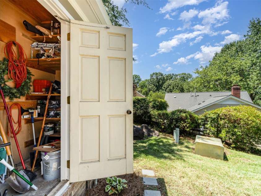 2722 Hillmont Drive, Charlotte, NC 28226.  MLS# CAR4286358, YatesRealty ID 34338. 