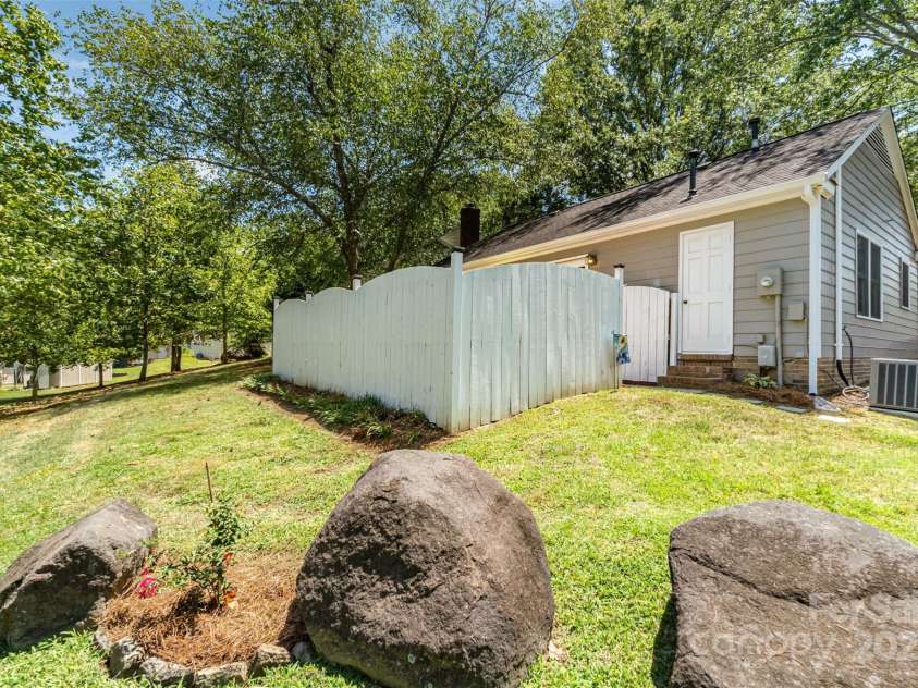 2722 Hillmont Drive, Charlotte, NC 28226.  MLS# CAR4286358, YatesRealty ID 34338. 
