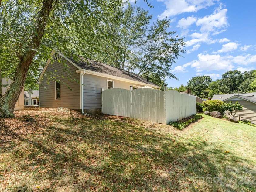 2722 Hillmont Drive, Charlotte, NC 28226.  MLS# CAR4286358, YatesRealty ID 34338. 