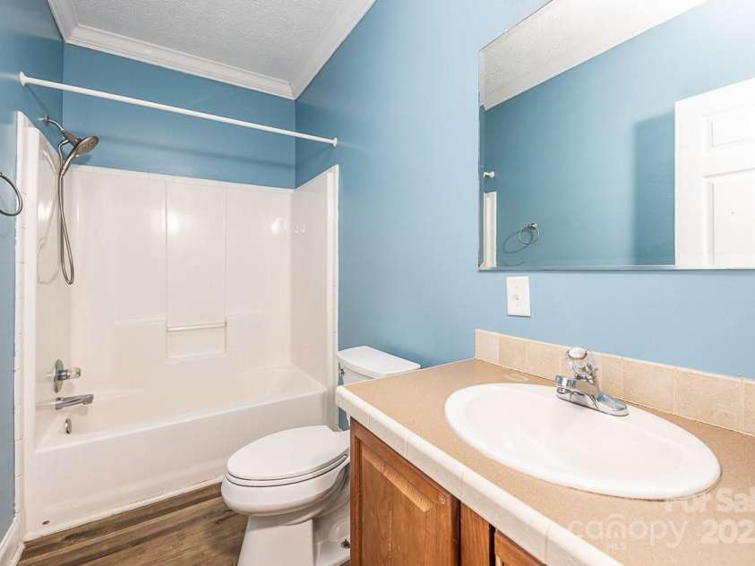 46 Badger Run, Hendersonville, NC 28739.  MLS# CAR4281037, YatesRealty ID 34340. 2nd full bath on main level