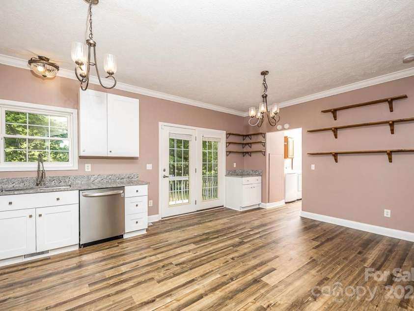 46 Badger Run, Hendersonville, NC 28739.  MLS# CAR4281037, YatesRealty ID 34340. Ample room for dining and entertaining