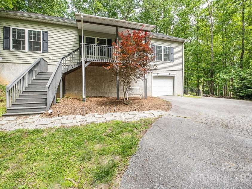 46 Badger Run, Hendersonville, NC 28739.  MLS# CAR4281037, YatesRealty ID 34340. Finished lower level with 2 ADDITIONAL bonus/bedrooms, 2nd family room, full bath and separate entrance.