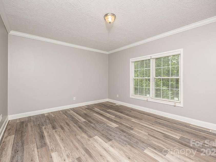 46 Badger Run, Hendersonville, NC 28739.  MLS# CAR4281037, YatesRealty ID 34340. New LVP in Primary.