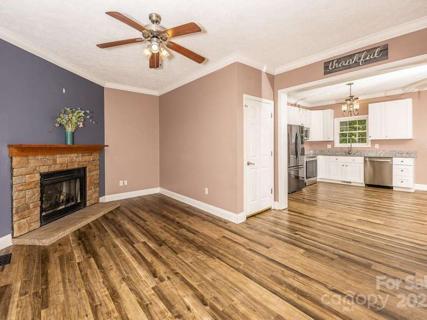 46 Badger Run, Hendersonville, NC 28739.  MLS# CAR4281037, YatesRealty ID 34340. Open floor plan into sunlit, bright kitchen.