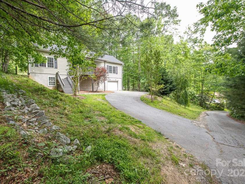 46 Badger Run, Hendersonville, NC 28739.  MLS# CAR4281037, YatesRealty ID 34340. Spacious home with private yard.